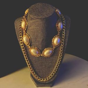 TIMELESS VINTAGE  PEARL & GOLD COSTUME NECKLACE ⚜️⭐️👑